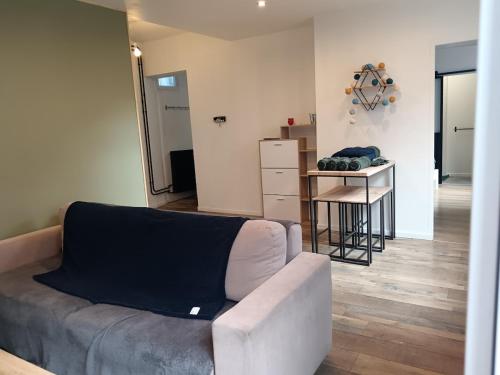 un salon avec un canapé et une table dans l'établissement Downtown Terrace, au Havre