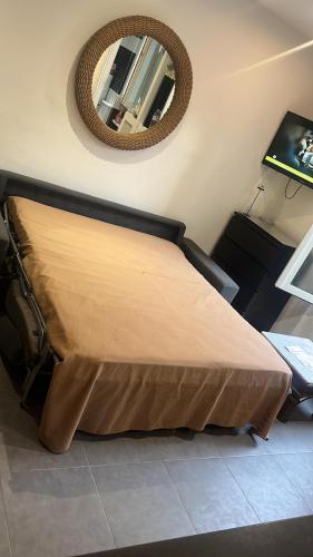 Ce lit se trouve dans un dortoir doté d'un miroir mural. dans l'établissement QUEL appart, à Issy-les-Moulineaux