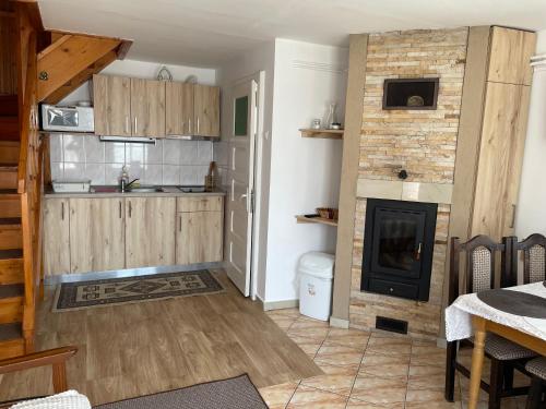 sala de estar con cocina y chimenea en Casuta -Maria-Kisház, en Sovata