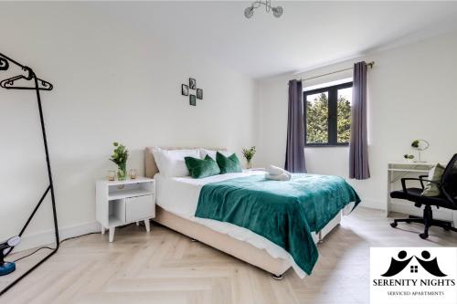 a white bedroom with a bed and a desk at Modern 1 bedroom apartment in South Croydon in Croydon