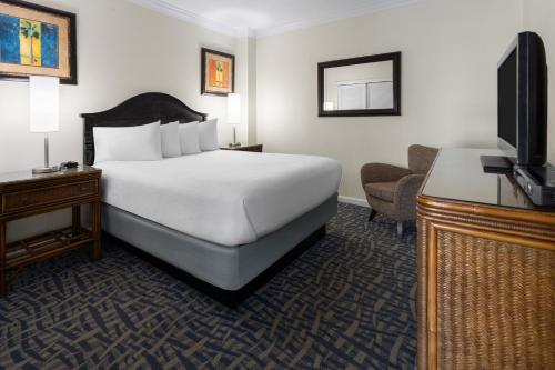 Un pat sau paturi într-o cameră la Coconut Malorie Resort Ocean City, Ascend Collection Hotel