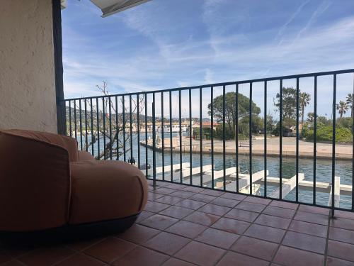 d'un balcon avec un canapé et une vue sur l'eau. dans l'établissement La Plage Grand Appt vue mer, à Grimaud