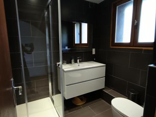 a bathroom with a sink and a shower and a toilet at Résidence Le Panoramix - Très bel appartement cosy dans un chalet face au Janus MAE-4511 in Montgenèvre