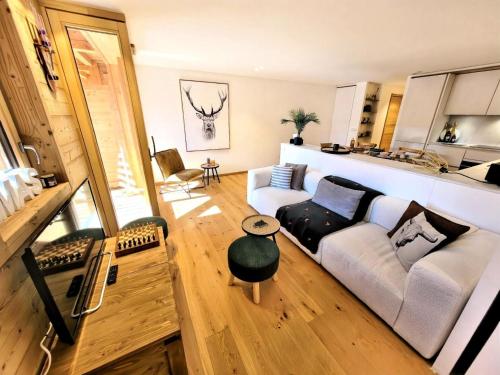 - un salon avec un canapé dans l'établissement Résidence Flocon Bleu - Un cocon de standing au cœur des Gets MAE-4601, aux Gets