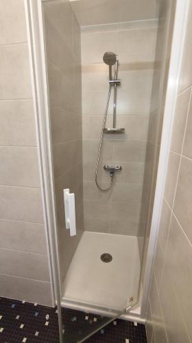 une cabine de douche avec toilettes dans une salle de bain dans l'établissement Le Haras Ouest, à Libourne