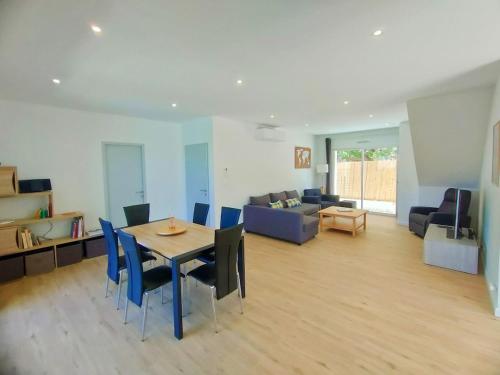 un salon avec une table, des chaises et un canapé dans l'établissement Villa moderne avec Piscine chauffée et 5 chambres, à Marseillan