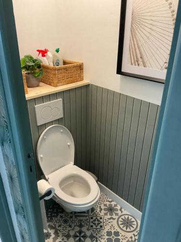 une salle de bain avec des toilettes blanches dans une chambre dans l'établissement Maison familiale , la mer à pied, à Pénestin