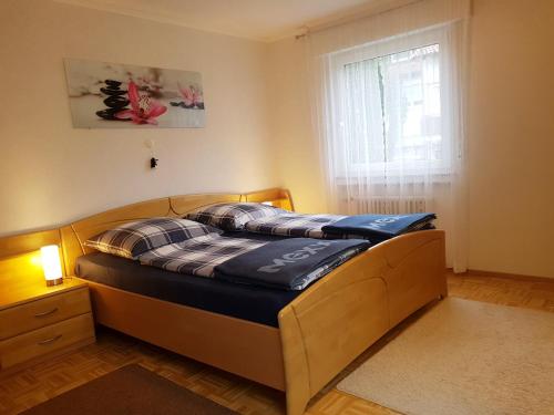 a bedroom with two beds and a window at 4 Zimmerwohnung 81m2 Nähe Stuttgart Airport Messe, Esslingen, Stadtbahn U7 in Ostfildern
