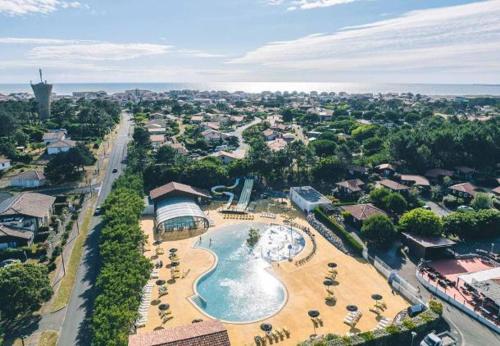 une vue aérienne d'un complexe avec piscine dans l'établissement Mobil Home, à Mimizan-Plage