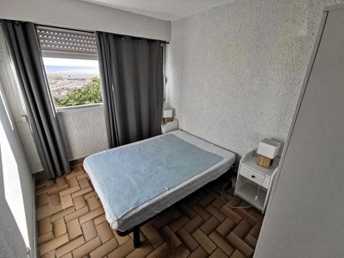 une chambre à l'hôpital avec un lit et une fenêtre dans l'établissement Résidence LES CYCLADES - 2 Pièces pour 6 Personnes 94, à Port-Leucate