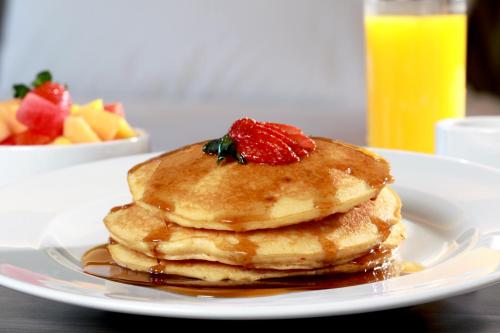 モンテレイにあるHoliday Inn & Suites Monterrey Apodaca Zona Airport, an IHG hotelの苺盛り合わせのパンケーキ