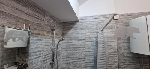 Koupelna v ubytování LAKI apartman
