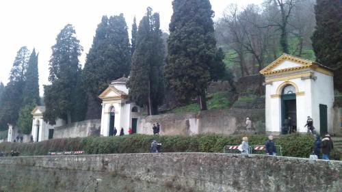 a building on a hill with people walking in front of it at Affittacamere Cà Marcello in Monselice