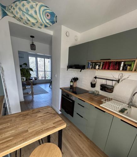 une cuisine avec une table et une cuisine avec un poisson au plafond dans l'établissement appartement cosy T3 proche centre ville, à Aix-en-Provence