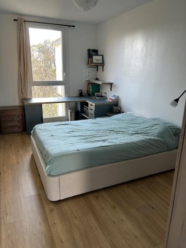 une chambre avec un lit et une fenêtre dans l'établissement appartement cosy T3 proche centre ville, à Aix-en-Provence