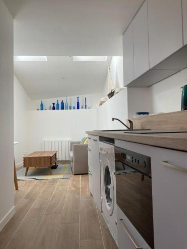 - une cuisine avec lave-linge et sèche-linge dans la chambre dans l'établissement Charmante petite maison à Saillé, village classé proche plages, à Guérande