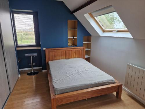 une petite chambre avec un lit et une fenêtre dans l'établissement La maison des Ifs, à Tourville-les-Ifs