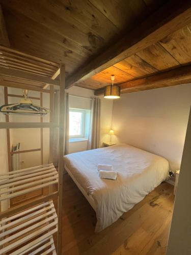 Katil atau katil-katil dalam bilik di Grand Gîte Confortable en Auvergne - Belle vue