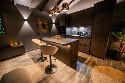 une cuisine avec un comptoir et des tabourets dans une pièce dans l'établissement Mille et une nuits, à Toulouse