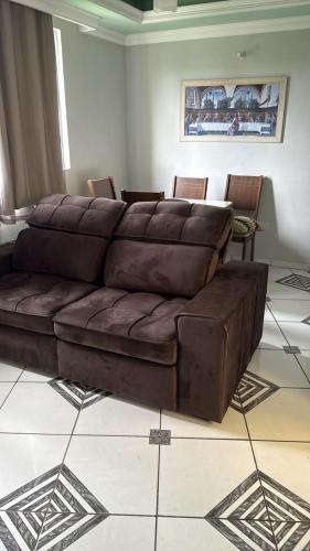 a brown leather couch in a living room at Apartamento centro de Cuiabá in Cuiabá