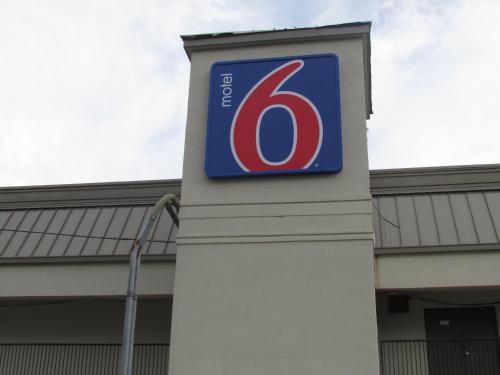 Motel 6 Brookhaven, Msに飾ってある許可証、賞状、看板またはその他の書類