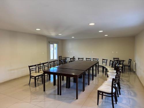 a conference room with a long table and chairs at Hotel Aire de Patagonia in Río Gallegos