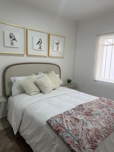 ein Schlafzimmer mit einem großen weißen Bett und Kissen in der Unterkunft Casa Khira in Playa del Carmen