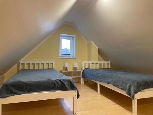 Postel nebo postele na pokoji v ubytování Ferienhaus Lichtblick in Aurich