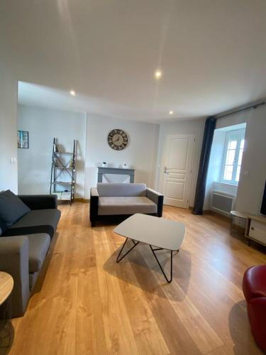 un salon avec un canapé et une table dans l'établissement Maison Centre bourg, à Villedoux