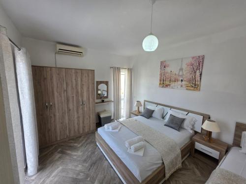 Ένα ή περισσότερα κρεβάτια σε δωμάτιο στο Apartments Cota Guesthouse
