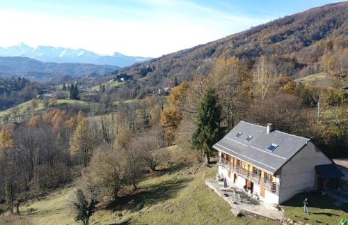 une vue aérienne d'une maison sur une colline dans l'établissement Gîte de montagne, à Boussenac