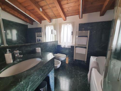 Ένα μπάνιο στο Casa Teodora Sirmione