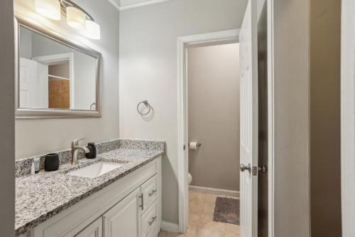 マリエッタにあるCrest At East Cobb 1826b I Spacious 2bd 2btの洗面台と鏡のあるバスルーム