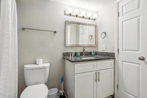 マリエッタにあるCrest At East Cobb 1832b Spacious 1bd 1btのトイレ、洗面台、鏡を備えたバスルーム