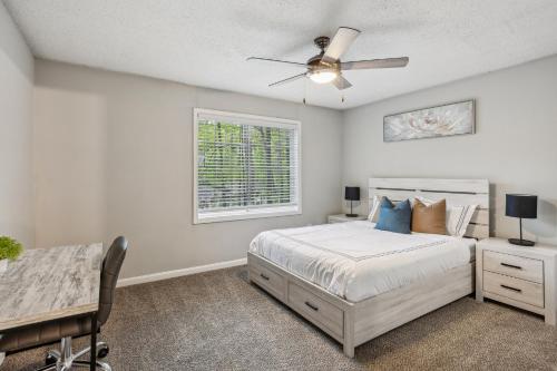 マリエッタにあるCrest At East Cobb 1832a I Spacious 1bd 1 Bthのベッドと天井扇風機のある寝室