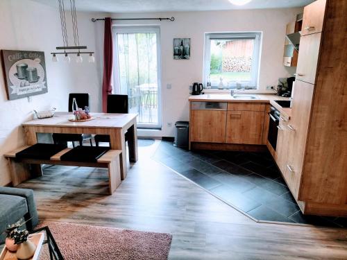 eine Küche mit Tisch und Arbeitsplatte in der Unterkunft Ferienwohnung Schneider in Münk