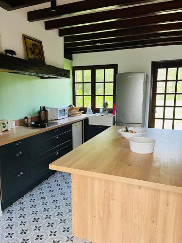 une cuisine avec un comptoir en bois dans une pièce dans l'établissement Authentic Norman house, à Saint-Cyr-de-Salerne