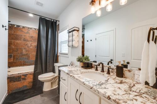 Ένα μπάνιο στο Ellijay Home 4 Mi to Dtwn Hot Tub and Resort Perks!