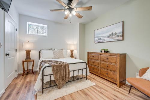 Ένα ή περισσότερα κρεβάτια σε δωμάτιο στο Ellijay Home 4 Mi to Dtwn Hot Tub and Resort Perks!