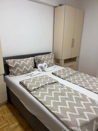 Llit o llits en una habitació de LUX Apartment
