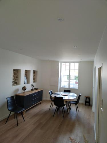 une salle à manger avec une table et des chaises dans l'établissement Gîte classé 4 étoiles Mulhoa, à Hasparren