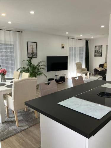 TV a/nebo společenská místnost v ubytování Moderne Einliegerwohnung nähe Ingolstadt und Bad Gögging