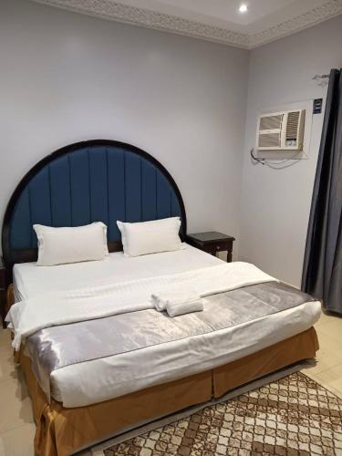 Una cama o camas en una habitación de بسمات الشرق للشقق المخدومة