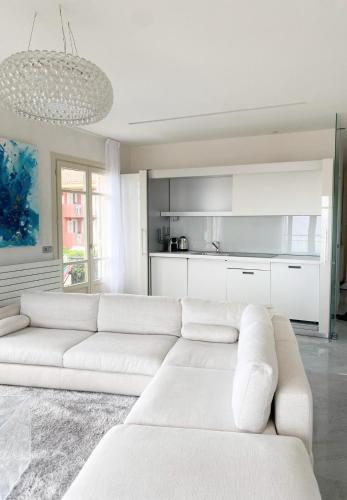 Il comprend un salon blanc avec un canapé blanc et une cuisine. dans l'établissement Suggestivo appartamento, à Saint-Jean-Cap-Ferrat