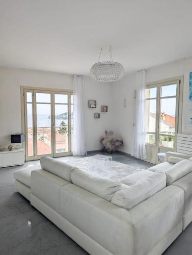 - un grand salon blanc avec un grand canapé dans l'établissement Suggestivo appartamento, à Saint-Jean-Cap-Ferrat