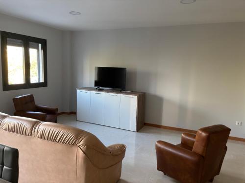 a living room with a couch and two chairs at Apartamento Duplex Bragança centro in Bragança