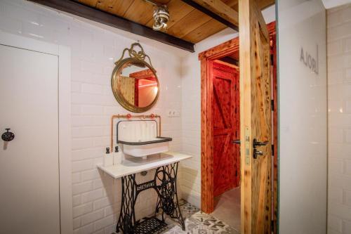 a bathroom with a sink and a mirror at Loft artístico Espacio Lirola Centro in Granada