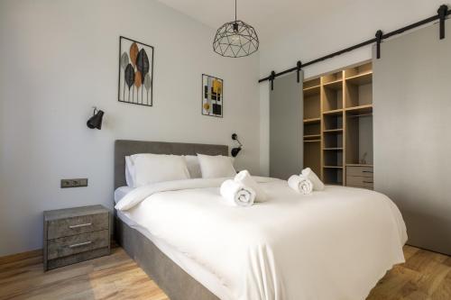 Heart Of Ladadika | A/C Smart TV| Self Check-In