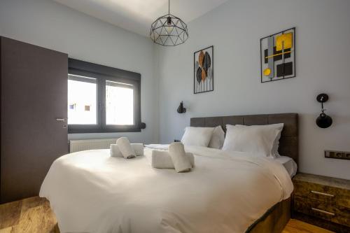 Heart Of Ladadika | A/C Smart TV| Self Check-In