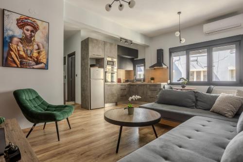 Heart Of Ladadika | A/C Smart TV| Self Check-In